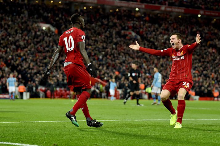 Sadio Mane og Andrew Robertson fagna marki Liverpool í fyrri leiknum á móti Manchester City.