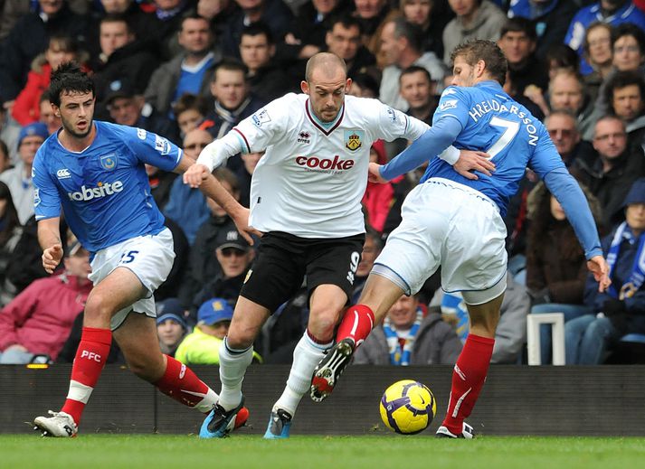 Marc Wilson og Hermann Hreiðarsson í baráttunni við Steven Fletcher á sínum tíma. Þeir verða saman í þjálfarateymi Þróttar Vogum í sumar.