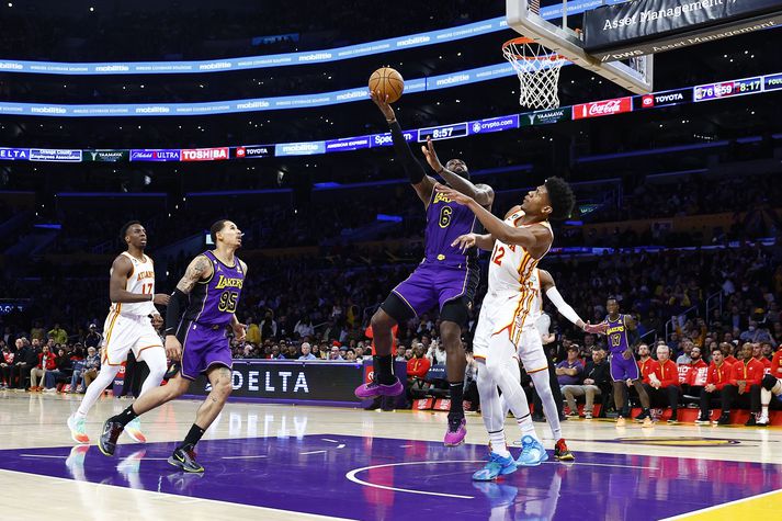 LeBron James sækir að De'Andre Hunter og setur niður tvö af þeim 25 stigum sem hann skoraði í leiknum. 