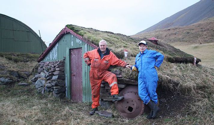 Úlfar og Unnur við reykkofann góða