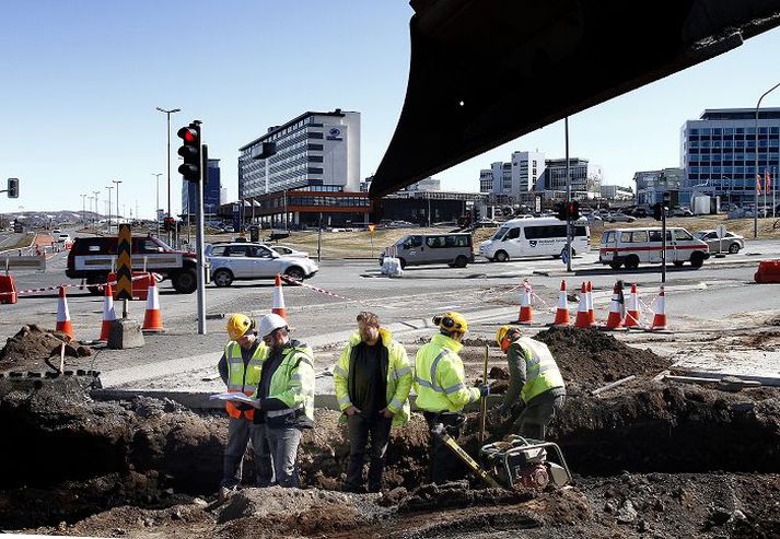 Ný vatnslögn við Kringlumýrarbraut olli umferðartöfum um helgina.