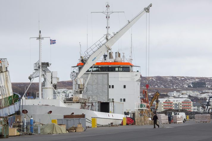 Alma við bryggju í Hafnarfirði i apríl.