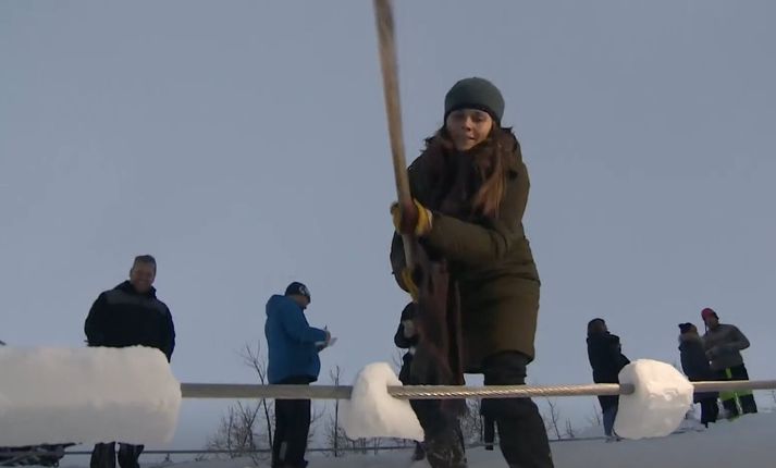 Katrín Jakobsdóttir forsætisráðherra prófaði í dag að brjóta ís af Dalvíkurlínu. Hún segir ljóst að tjónið á Norðurlandi sé mikið.