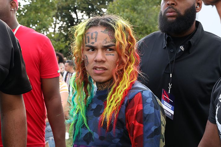 Tekashi 6ix9ine hefur oft komist í kast við lögin þrátt fyrir ungan aldur.