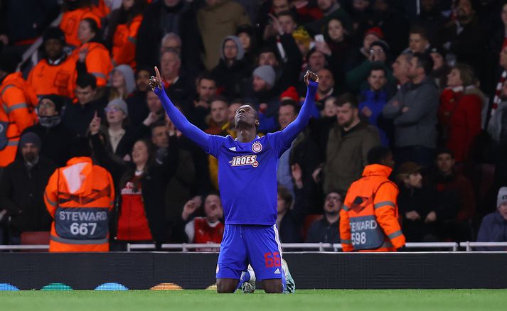 Pape Abou Cisse er á leiðinni Vestur á firði. Hér má sjá hann fagna marki sínu gegn Arsenal á Emirates leikvanginum árið 2020.