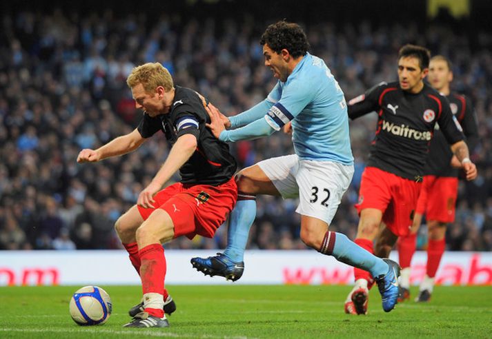 Tevez í baráttunni við Brynjar Björn Gunnarsson í mars síðastliðnum.
