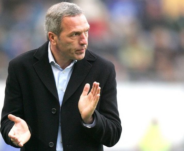 Ernst Middendorp hvetur sína menn áfram.