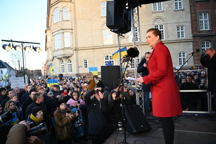 Mette Frederiksen forsætisráðherra Danmerkur ávarpar mótælendur við rússneska sendiráðið.