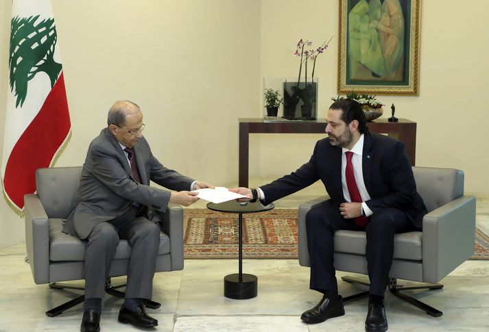 Hariri afhendir Michel Aoun afsagnarbréf sitt.