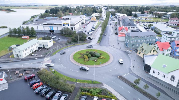 Veitustjóri segir fólk eiga til að vökva garðana en það megi bíða með það. 