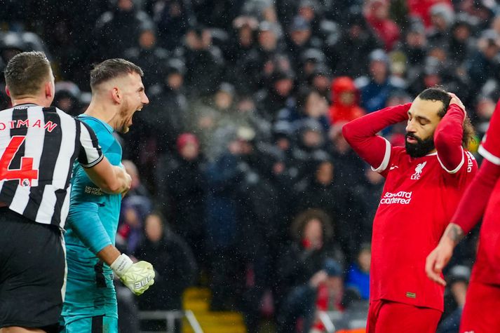 Mohamed Salah svekkir sig yfir því að hafa klúðrað víti en markvörðurinn Martin Dúbravka fagnar.