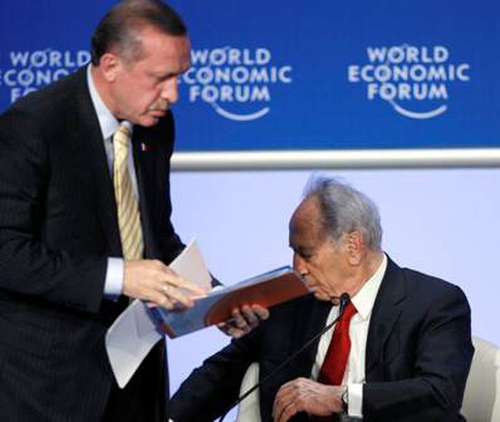 Erdogan, forsætisráðherra Tyrklands, strunsar út af fundinum. Við hlið hans situr Simon Peres, forseti Ísraels. MYND/AP