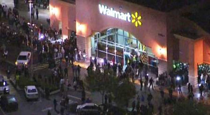 Nokkrir slösuðust í troðningi sem myndast eftir að konan sprautaði piparúða yfir viðskiptavini Walmart.