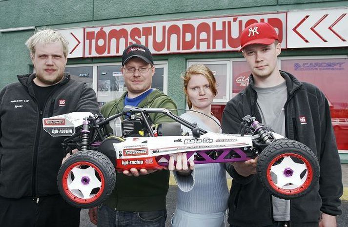 Leiðangursmenn með bílinn góða áður en lagt var af stað. 