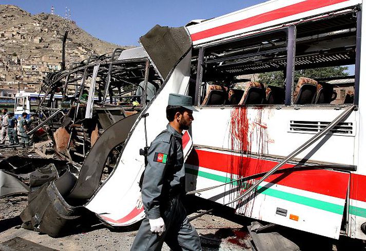 Rútan var á ferð um fjölmennt svæði í Kabúl þegar sprengingin varð.