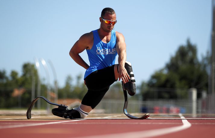 Pistorius var ellefu mánaða þegar báðir fætur hans voru fjarlægðir neðan við hné.