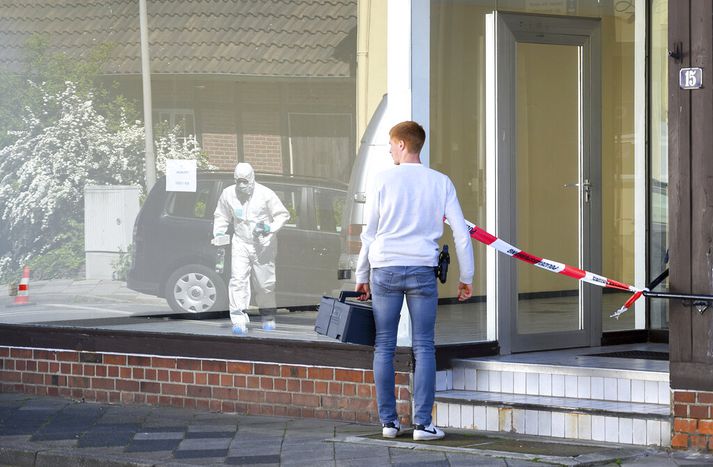 Tæknimaður þýsku lögreglunnar við íbúðina í Wittigen þar sem tvö lík fundust. Konan sem bjó þar fannst látin á hótelherbergi í Bæjaralandi um helgina.