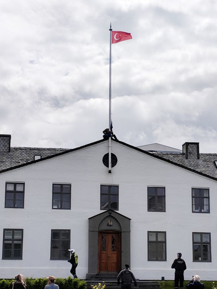 Tyrkneski fáninn blakti um skamma stöng yfir Stjórnarráðinu.