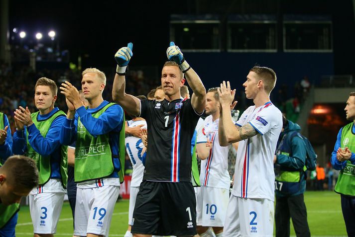 Hannes Þór Halldórsson og félagar fögnuðu vel og innilega eftir leikinn í gær.