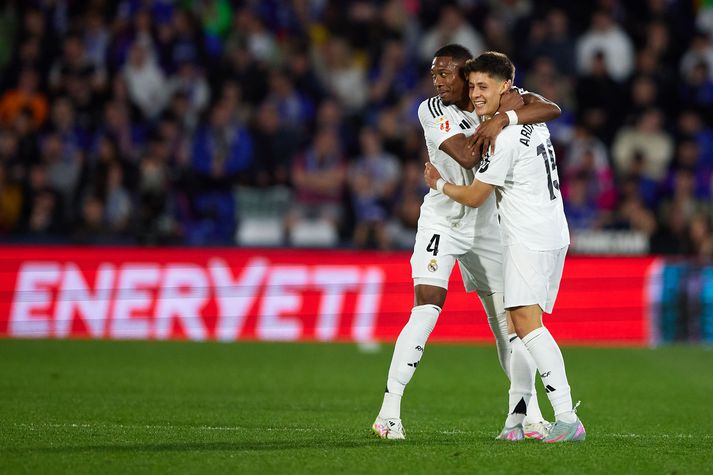 David Alaba fagnar með Arda Güler, hetju Real Madrid gegn Getafe.