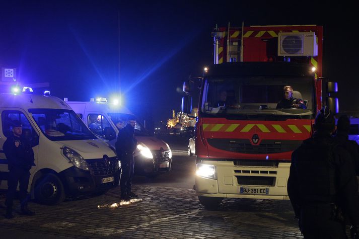 Björgunarsveitir að störfum í Calais í Frakklandi.