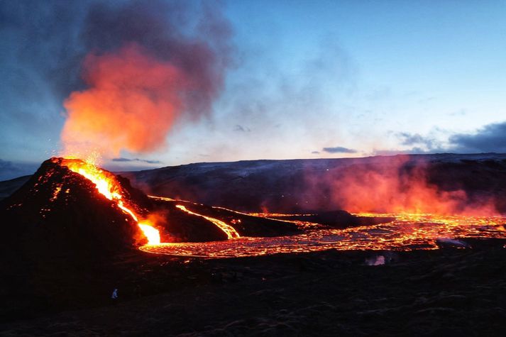 Aðstæður á gossvæðinu eru mjög góðar í kvöld, að sögn fréttamanns á staðnum. Svona leit gosið út þegar tekið var að dimma.