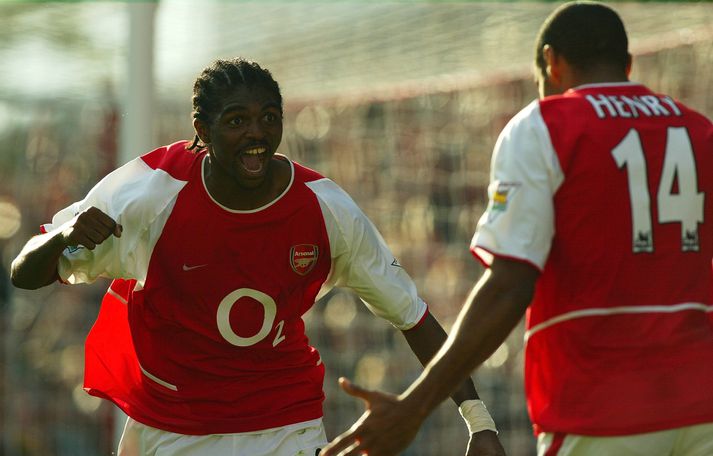 Kanu fagnar marki með Thierry Henry.