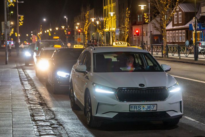 Föstudagskvöld í miðbæ Reykjavíkur. Mynd tengist frétt ekki beint og viðkomandi leigubílar tengjast henni ekki.