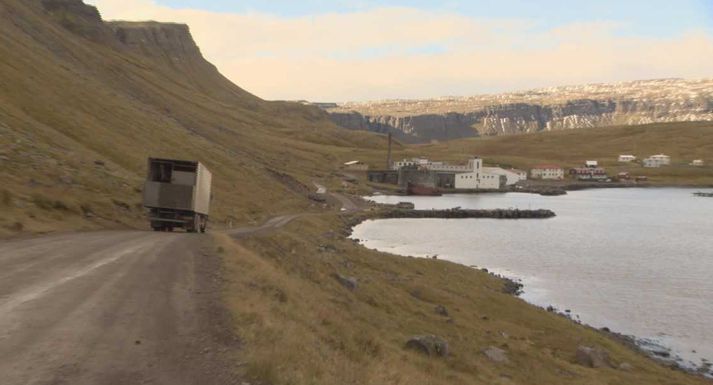 Horft í átt að Djúpuvík. Vegurinn færi vinstra megin við gömlu síldarbræðsluna og síðan áfram yfir höfðann í stað þess að liggja í gegnum þorpið.