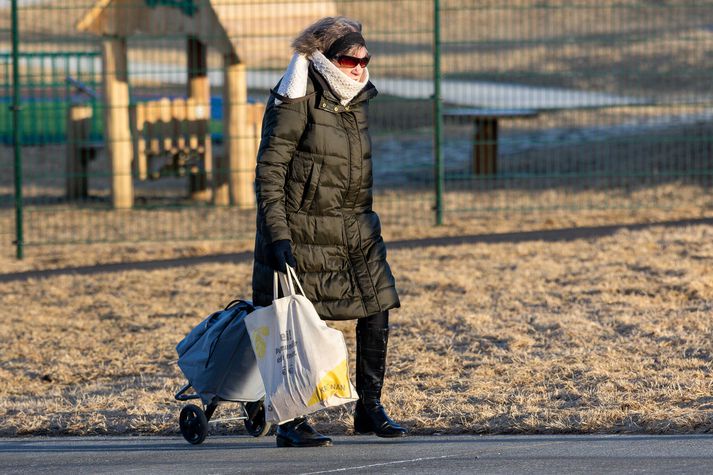 Frost verður þrjú til átján stig og kaldast inn til landsins. 