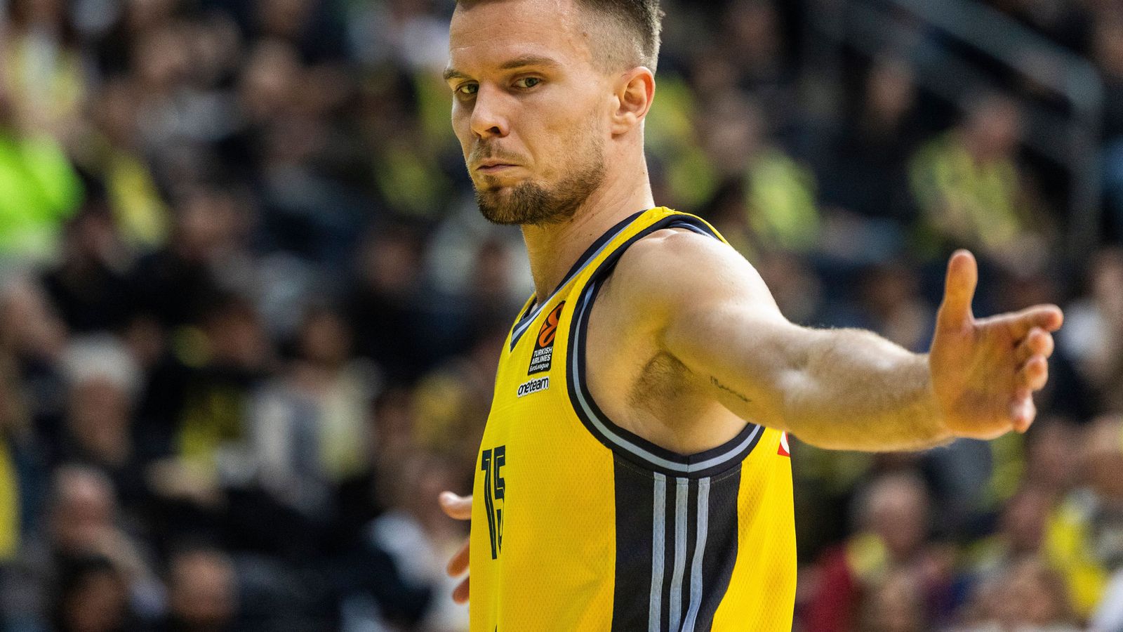 Martin með bakið upp við vegg