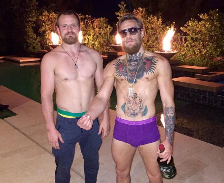 Gunnar og Conor kátir í Vegas.