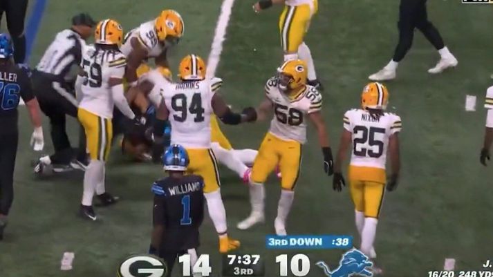 Hér er dómari í leik Lions og Packers að lenda í óþægilegu slysi.