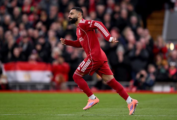 Mohamed Salah hleypur inn á völlinn í fyrri hálfleik á Anfield í dag en honum var skipt inn á völlinn þegar Joe Gomez meiddist snemma leiks. Liverpool vann leikinn 2-0.