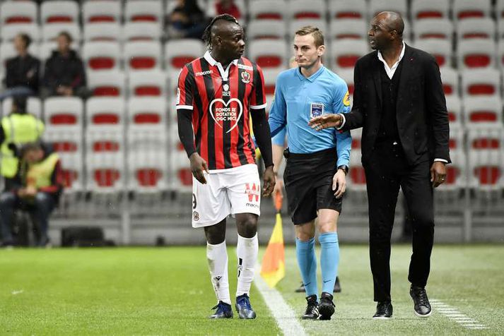 Patrick Vieira fer yfir hlutina með Mario Balotelli.