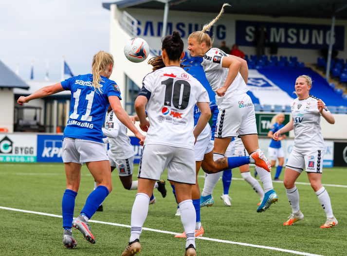 Karlina Miksone skallar boltann í leik gegn Stjörnunni. Hún hefur skorað fjögur mörk í sumar.