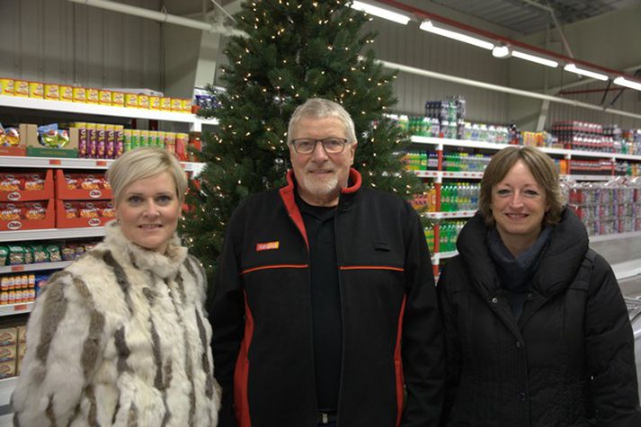 Á myndinni má sjá Jóhannes Jónsson eiganda Iceland ásamt Sigríði Sigmarsdóttur framkvæmdastjóra Lífs styrktarfélags og Ingrid Kuhlman formanni Lífs styrktarfélags.