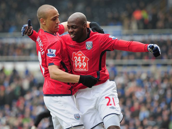 Peter Odemwingie og Youssuf Mulumbu fagna fyrsta marki leiksins.