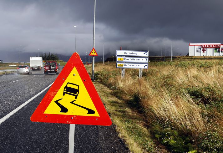Atvikið átti sér stað við hringtorgið við Korputorg.