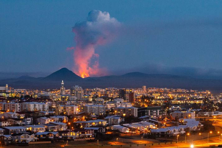 Eldgosið í Geldingadölum árið 2021 séð frá Reykjavíkursvæðinu. Gossprungan sem opnaðist við Litla-Hrút síðastliðið sumar var í  um tuttugu kílómetra fjarlægð frá næstu byggð í Hafnarfirði.