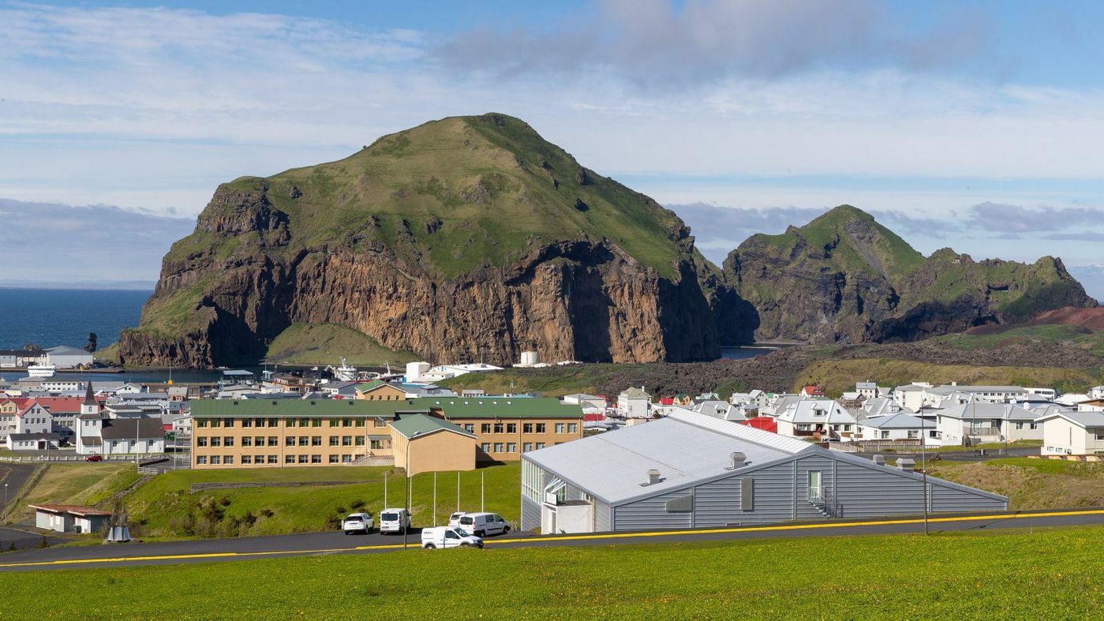 Tveir hand­teknir í tengslum við and­lát í Vest­manna­eyjum