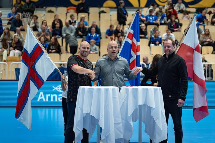 Jón Halldórsson, formaður HSÍ, handsalar viljayfirlýsinguna með kollegum sínum frá Færeyjum og Grænlandi.