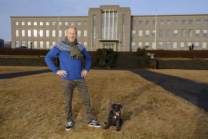 Jón Örn Guðbjartsson og hundurinn Krummi vakna oftast fyrir allar aldir og eru duglegir að hlusta á hljóðbækur saman.