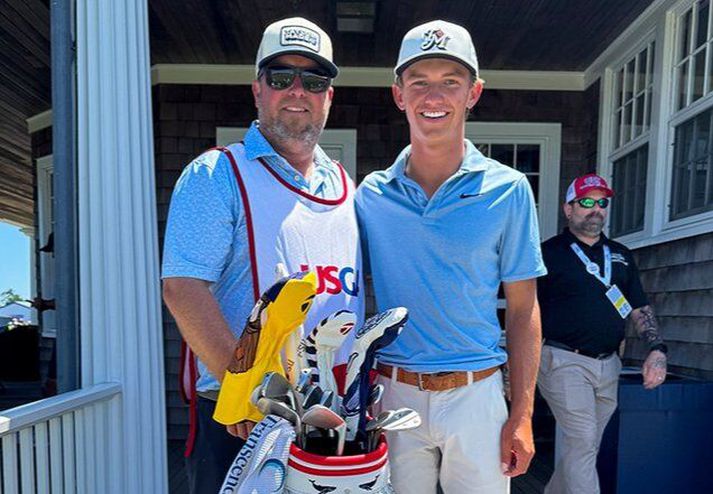 Feðgarnir Miles og Joe Russell eftir að strákurinn kláraði sitt fyrsta US Open aðeins sautján ára gamall.