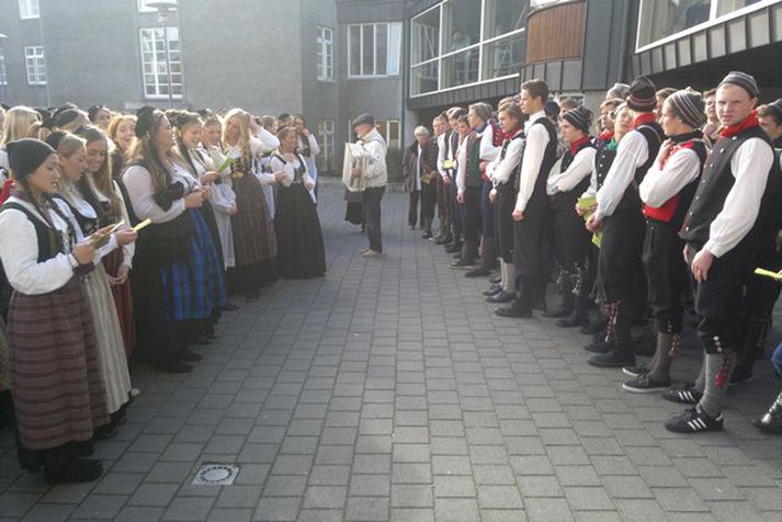 Nemendur Kvennaskólans í sínu fínasta pússi.