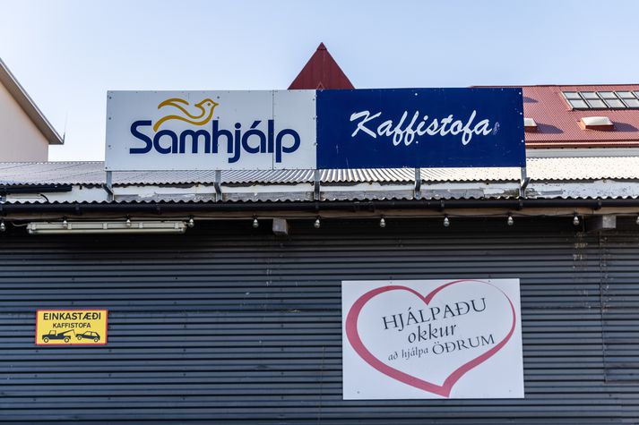 Slagsmál brutust út fyrir utan kaffistofu Samhjálpar.