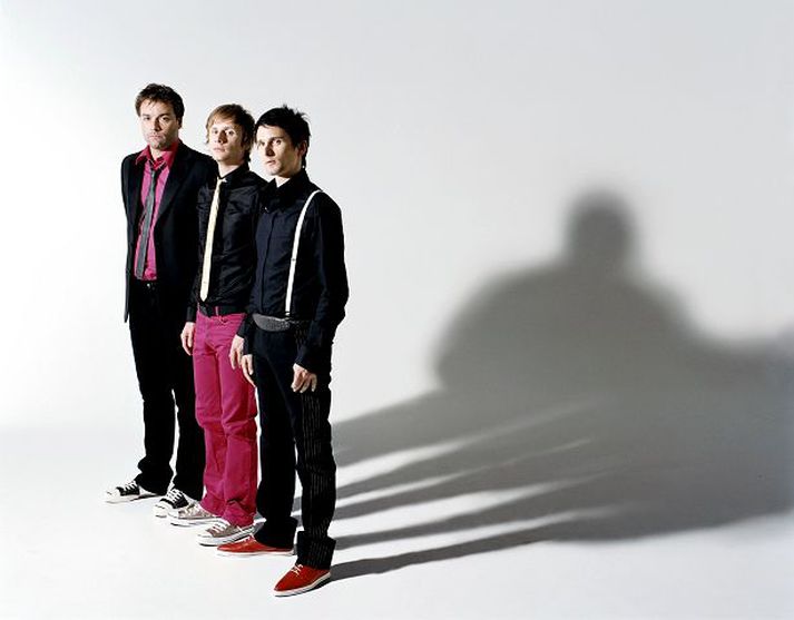 Muse Þessi vinsæla rokksveit gerir það nú gott með plötunni Black Holes and Revelations. Næsta smáskífa er sögð vera alger sumarsmellur.