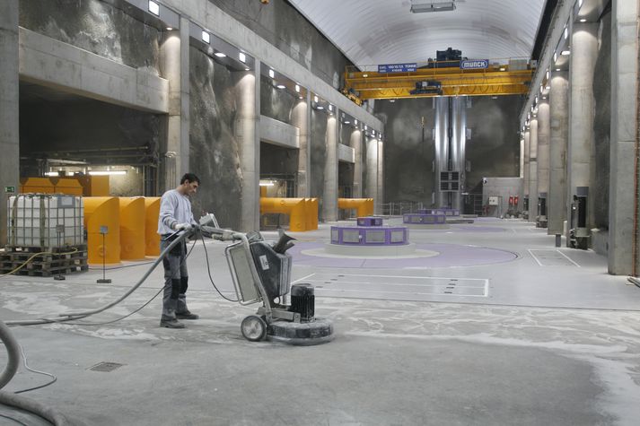 Rafmagni var hleypt á vélar í Fljótsdalsstöð Kárahnjúkavirkjunar í október 2007.