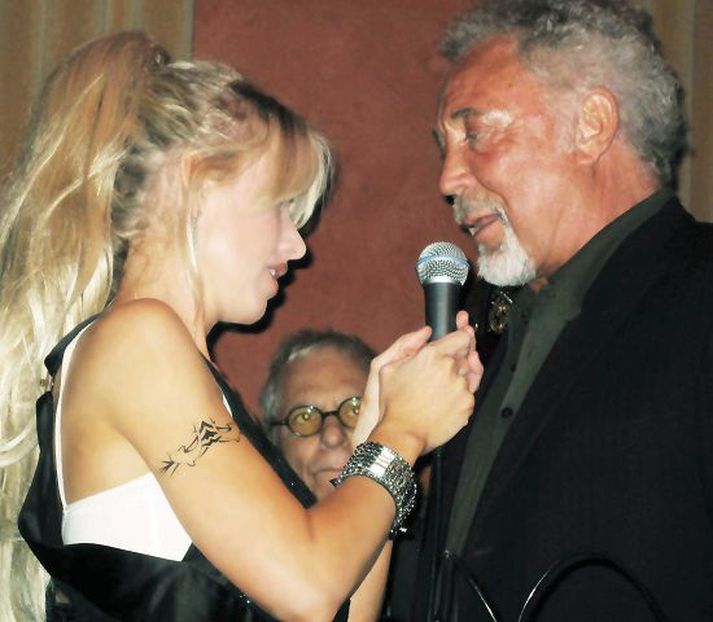 Anna Mjöll og Tom Jones syngja lagið When I Fall in Love. Á milli þeirra er stjarfur undirleikari.