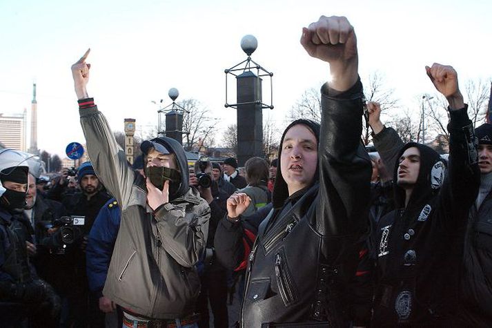 Tvær þjóðir í einu landi. Fólk af rússneskum uppruna mótmælir í Ríga í mars 2007 meðan Lettar minnast fallinna þjóðhetja. Fyrrnefndi hópurinn, sem er afar fjölmennur í landinu, hefur ekki ríkisborgararétt og það hefur valdið vandamálum hér á Íslandi.nordic photos/afp